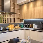 Designer Penthouse Near Promenade Including Bbq Terrace *