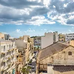 Designer Penthouse Near Promenade Including Bbq Terrace *